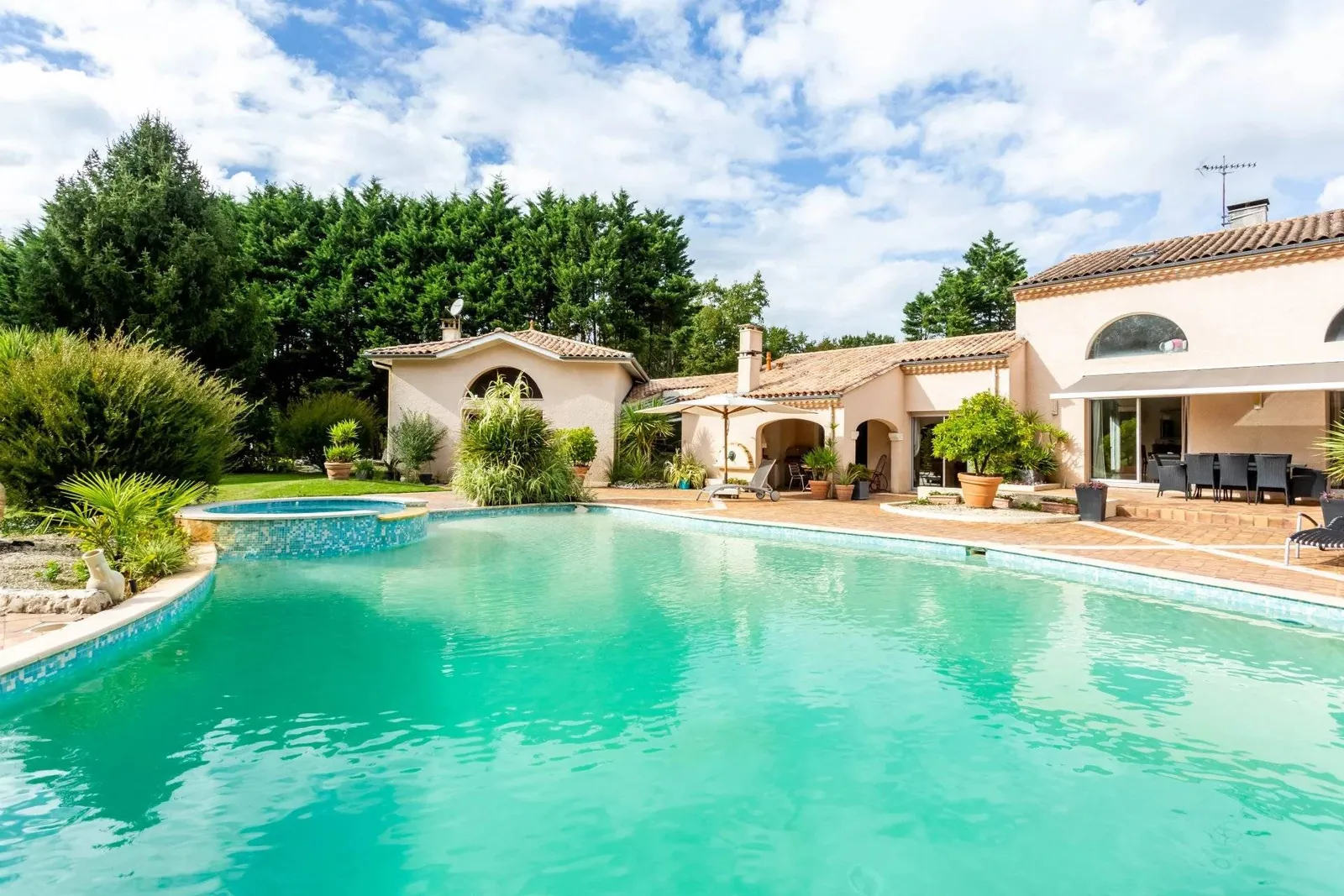 Family home in Pessac with swimming pool